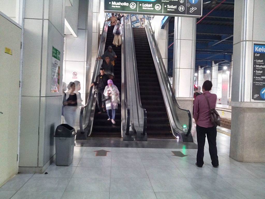 Eskalator stasiun Palmerah mati dan tidak berfungsi
