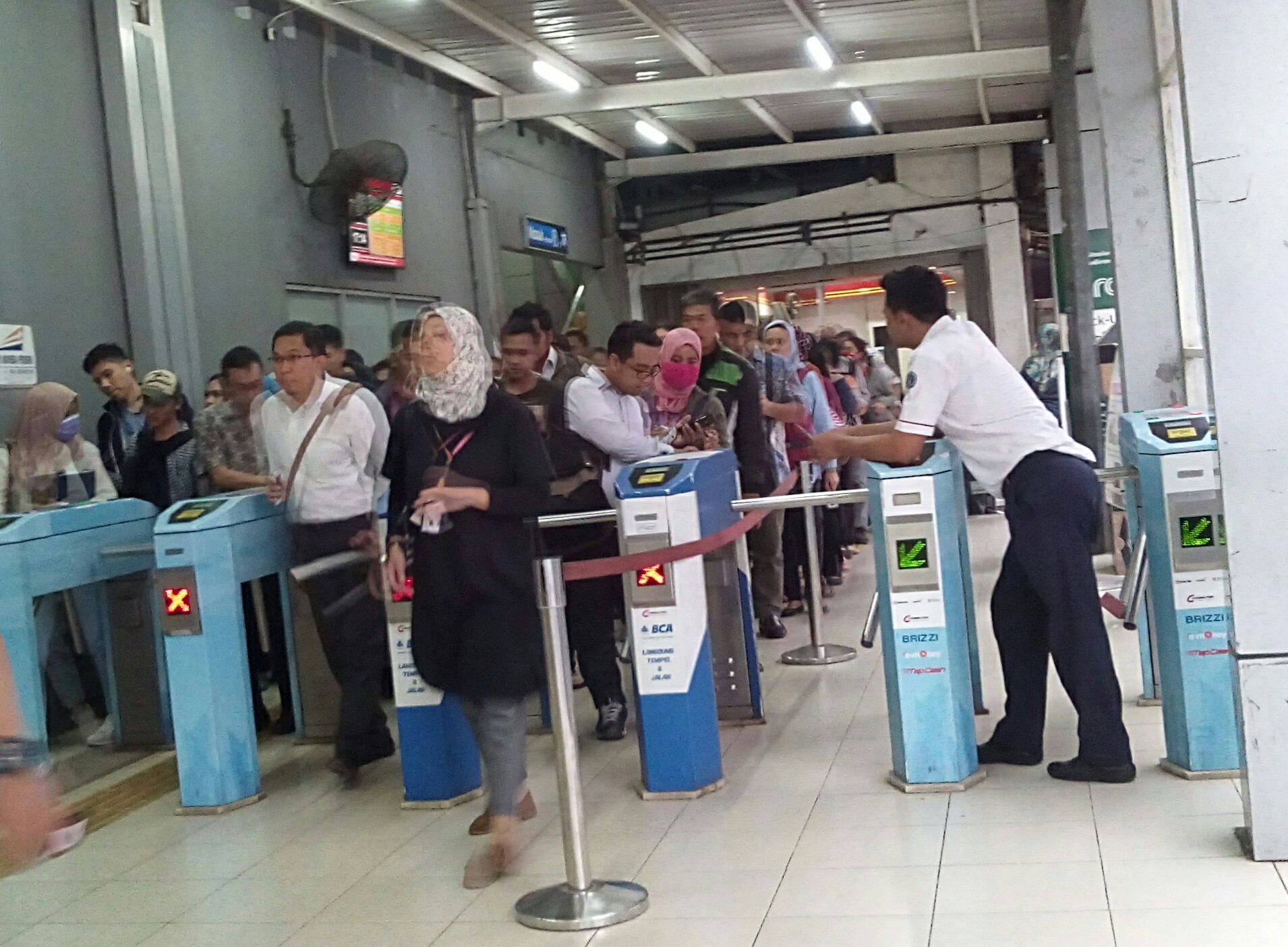 Antrean Panjang Di Gate Keluar - Masuk Stasiun  CAKRUK